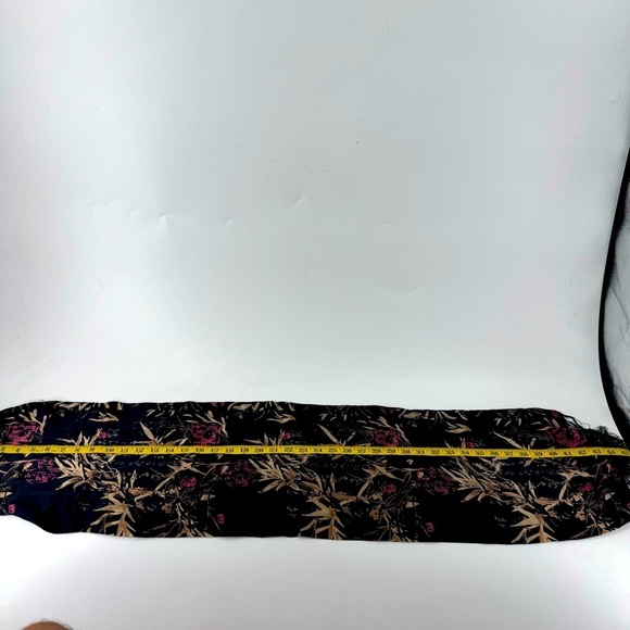 Unbranded 100% Silk Beautifully finished Hand Made Scarf w / Fringe - Picture 8 of 10